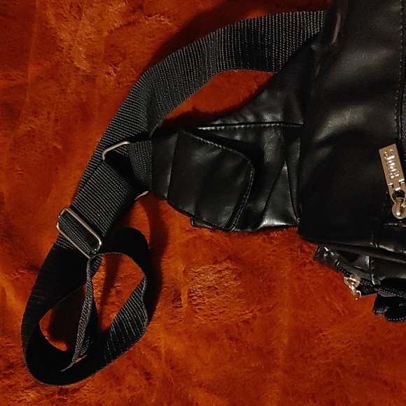 💚Roots Unisex Sling Cross body Bag Black - Picture 4 of 6